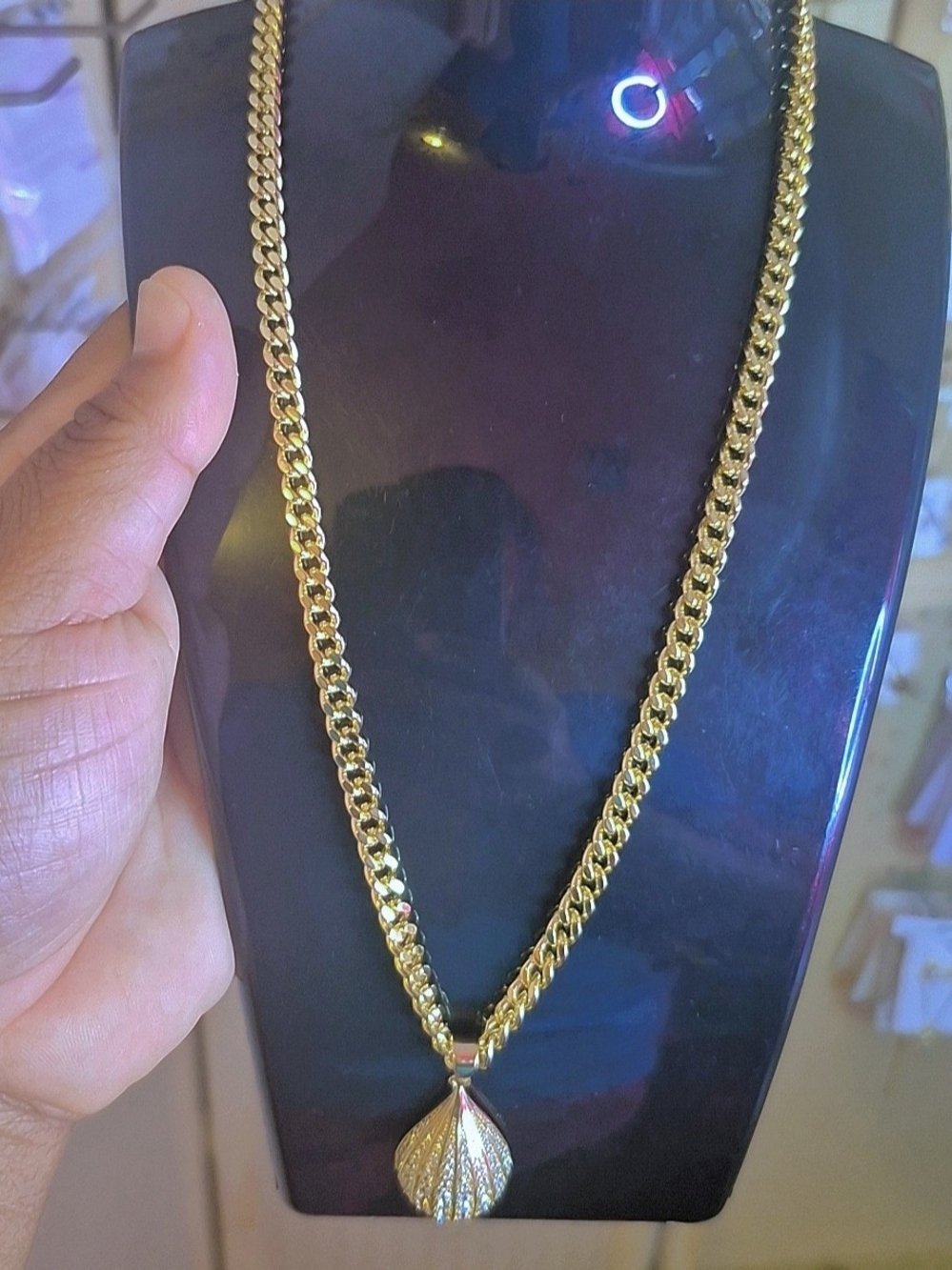 Cadena con dije en forma de gota /Chain with teardrop-shaped pendant